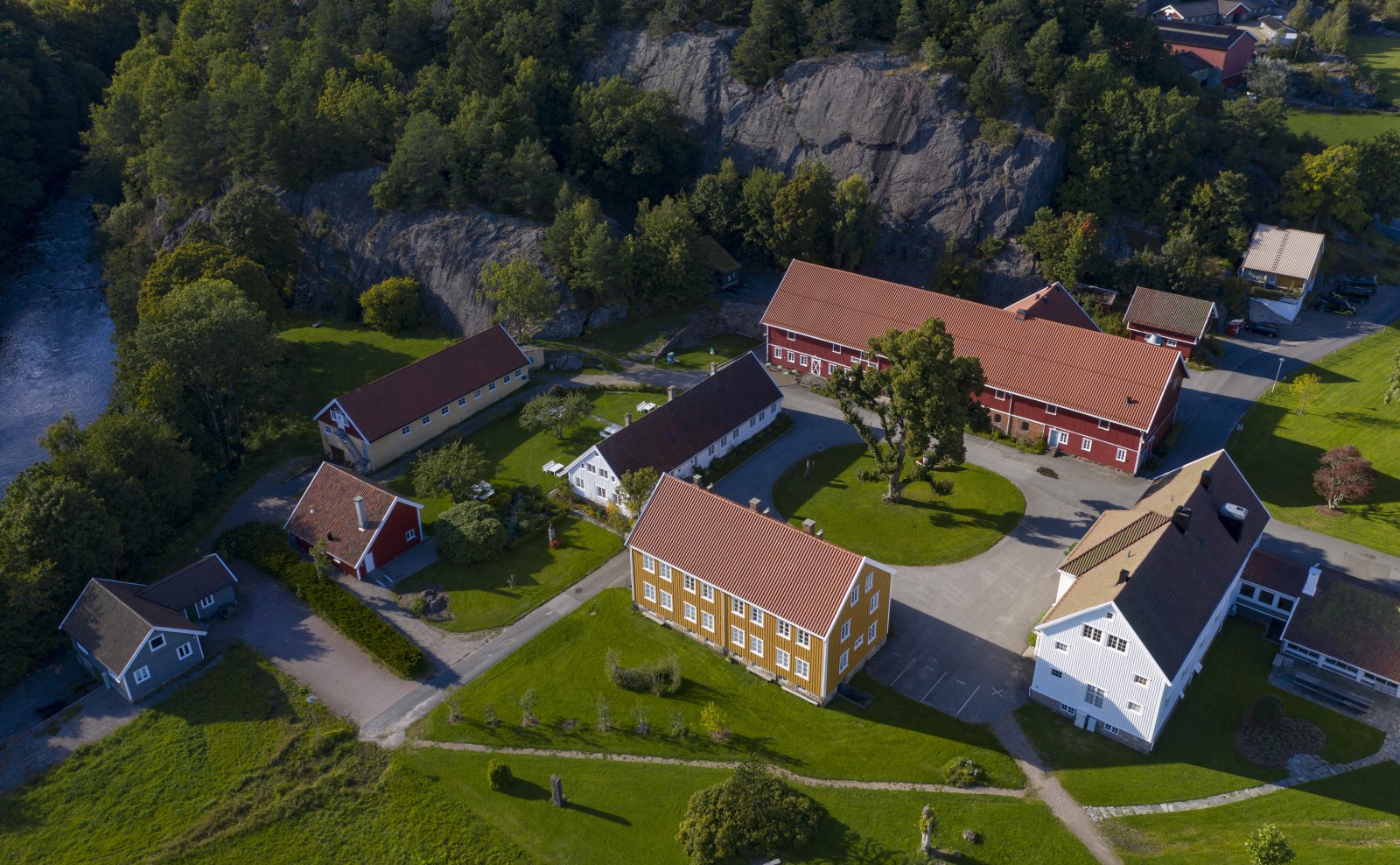 Søgne gamle prestegard med bygningane og tunet sett ovanfrå
