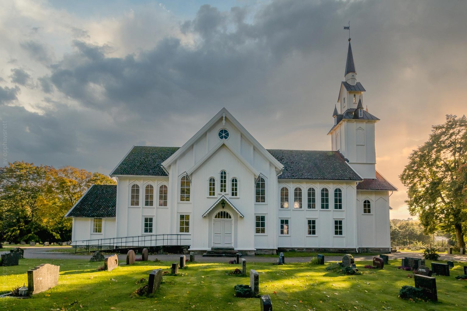 Søgne hovudkyrkje i kveldssol